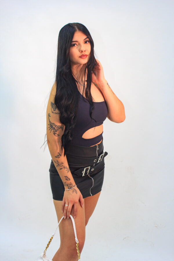 Saia Leather Touch com Zíper Frontal e Fivelas Duplas