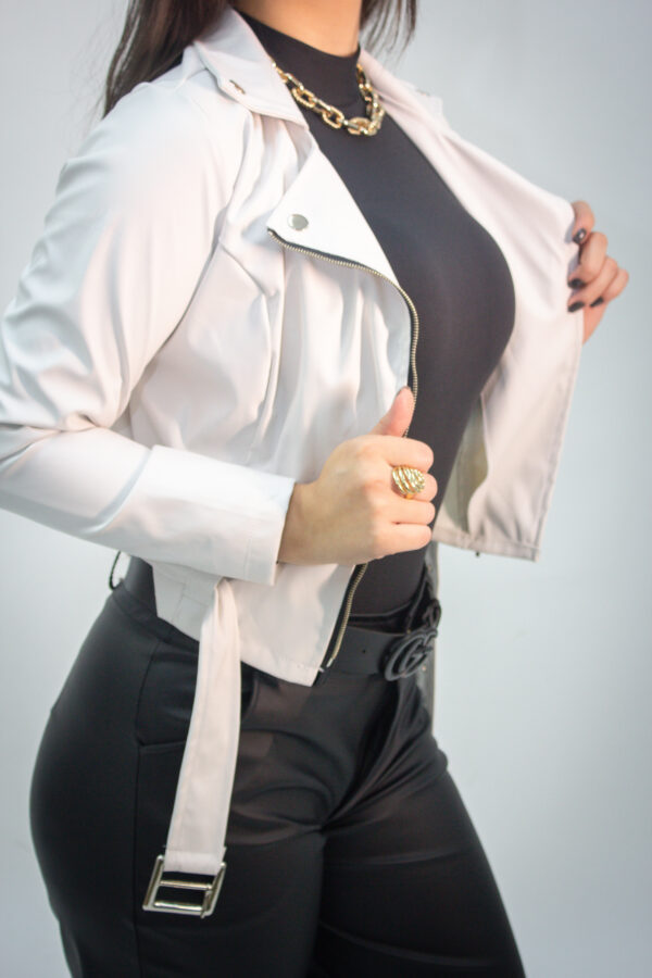 Jaqueta Cropped em Leather Touch – White Edition - Image 3