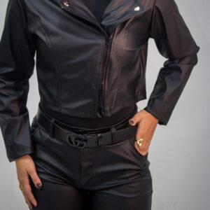 Jaqueta Cropped em Leather Touch Premium – Black Edition