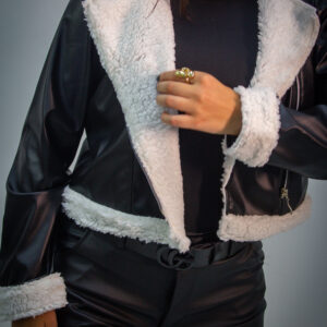 Jaqueta Cropped em Leather Touch com Forro Peluciado